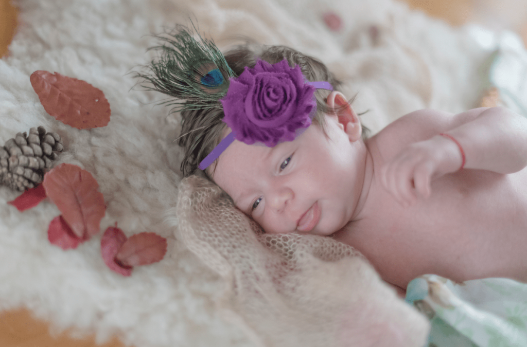 Fotografisanje beba - Nikolina sa cvetićem